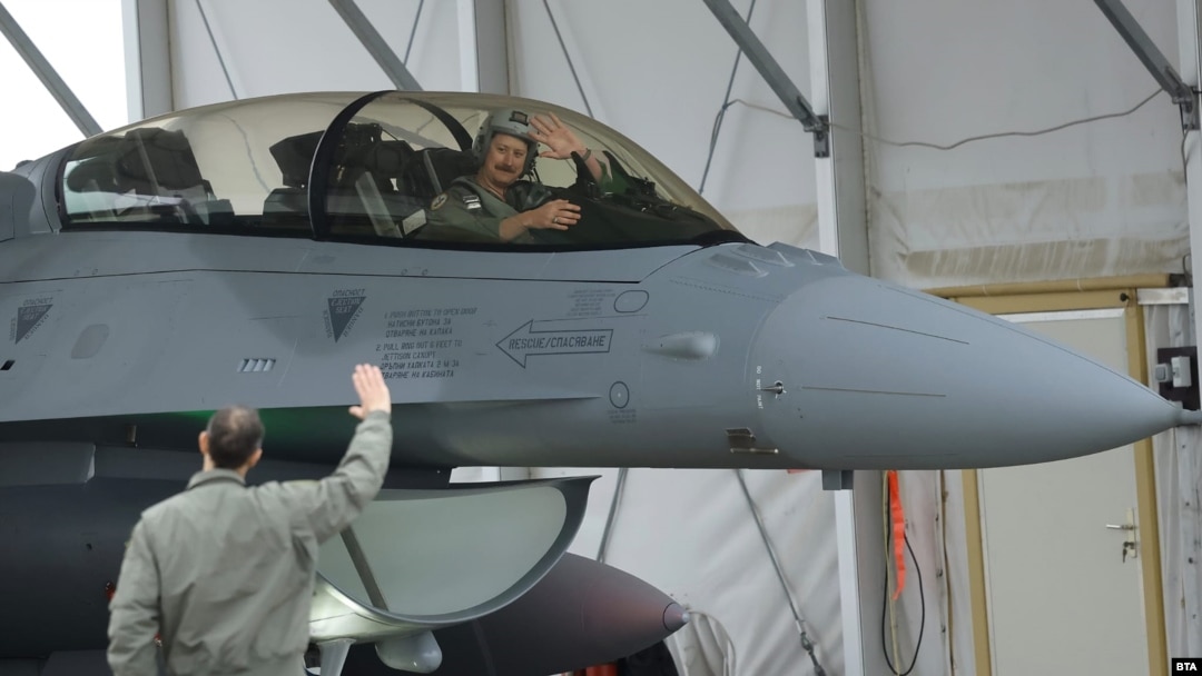 Първият български изтребител F-16 в авиобаза Граф Игнатиево, 2 април 2025 г.