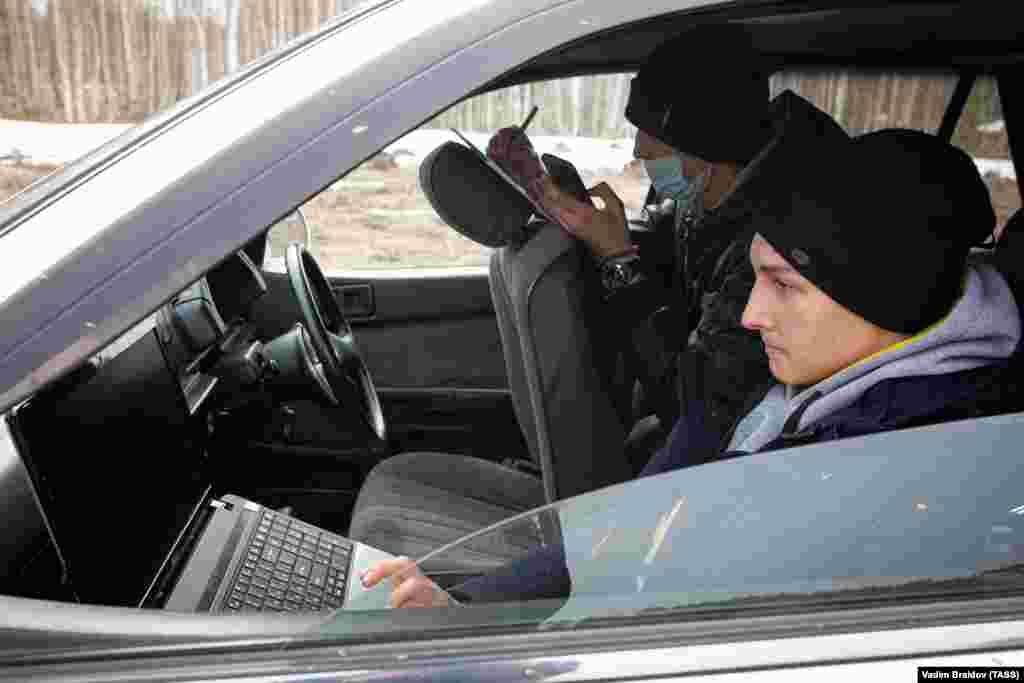 Studenti u Rusiji uče na kompjuterima u automobilu, nakon što su se dovezli iz svog sela blizu Čelibanske, oko 1.800 kiliometara istočno od Moskve, kako bi uhvatili jak 3G signal. 