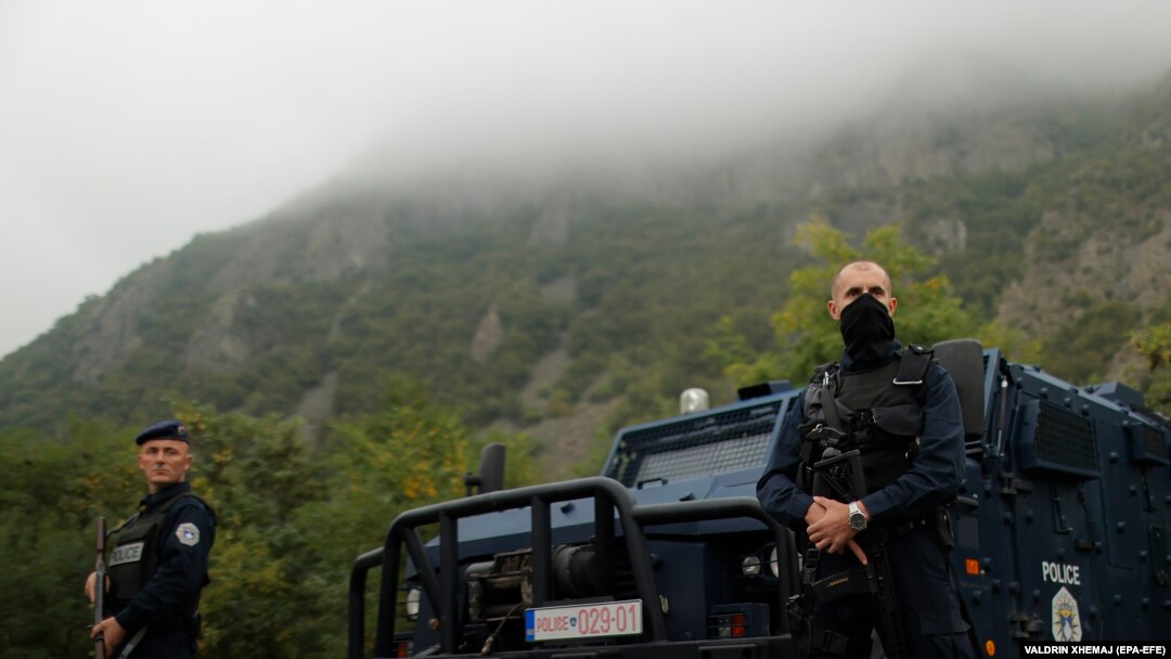 Jedinica za specijalne operacije kosovske policije patrolira područjem u blizini graničnog prijelaza između Kosova i Srbije u Jarinju, 28. septembra 2021.