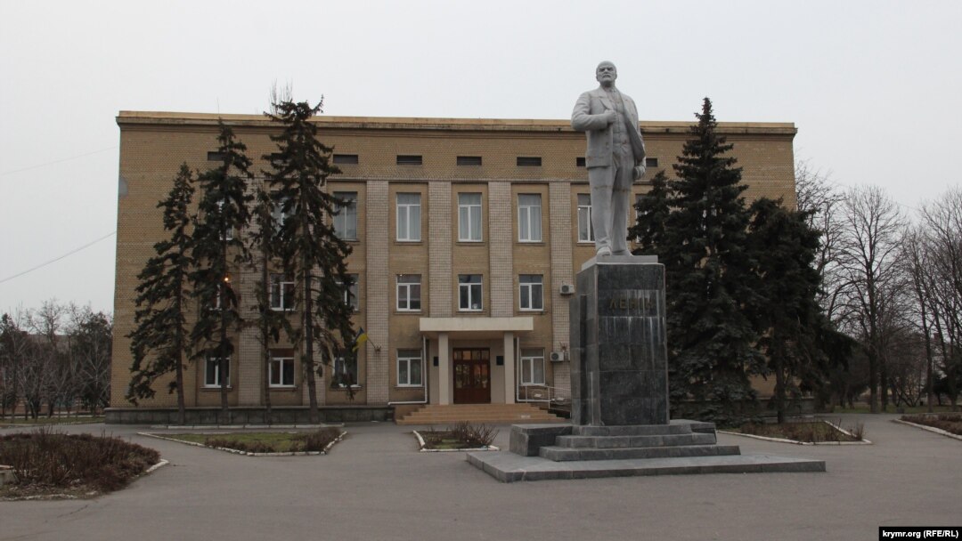 Будівля Генічеської РДА, попереду – пам'ятник Леніну
