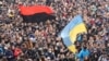 Двоє молодих людей вийшли у Рівному із плакатами за імпічмент президенту Зеленському, 25 травня 2019 року 