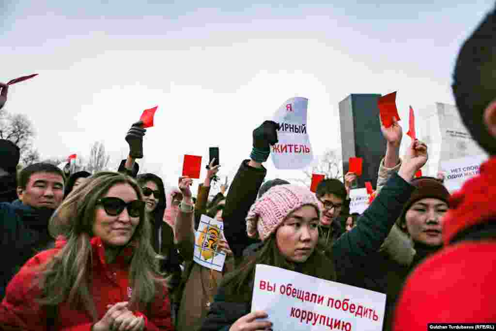 В первой акции, которая прошла 25 ноября, участники показали властям «желтую карту» - по аналогии с предупреждающей карточкой желтого цвета в футболе. В этот раз демонстранты продемонстрировали «красную карту».
