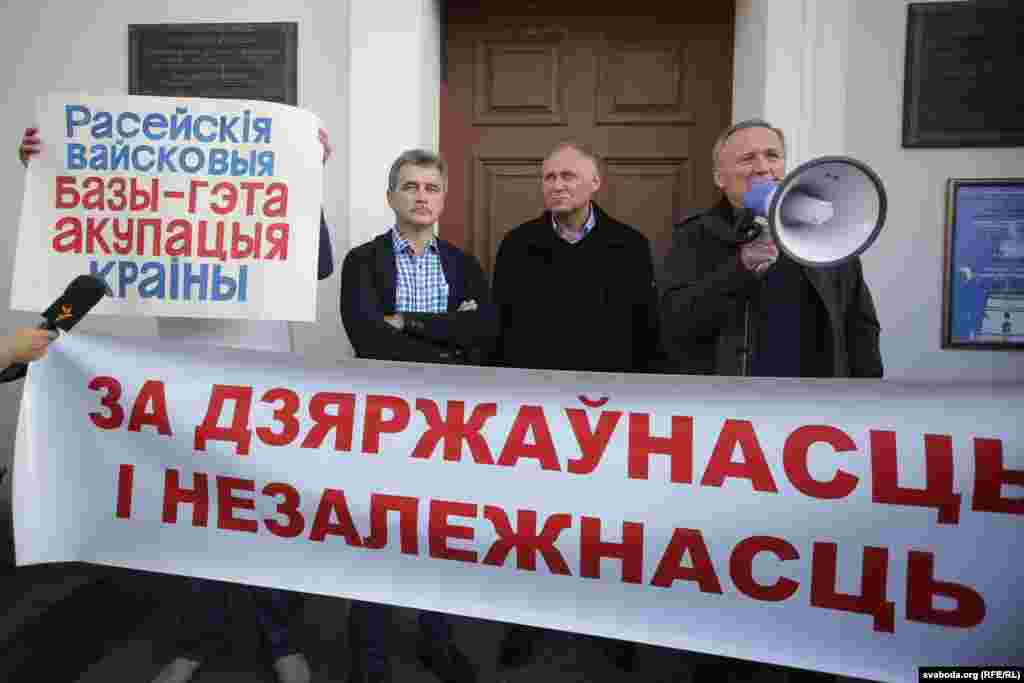 Білоруські опозиціонери Микола Статкевич (праворуч), Володимир Некляєв (посередині) та Анатолій Лебедько під час акції протесту у центрі Мінська. 4 жовтня 2015 року