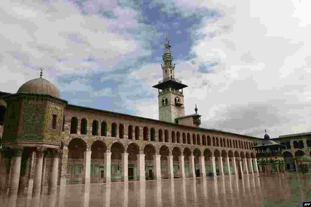 صحن مسجد اموی در بخش قدیمی دمشق. سال ۲۰۱۰.