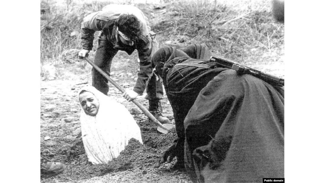 İranda daş-qalaq cəzasına hazırlanan qadın