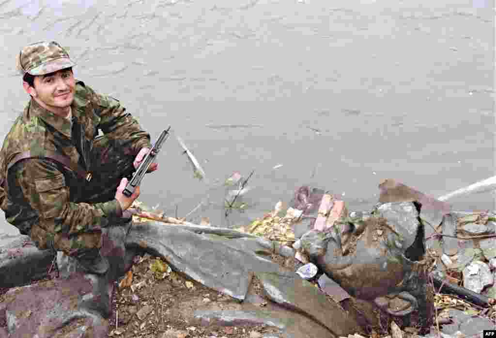 Чеченский боец забрался на вершину памятника Ленину. После распада СССР в 1991 году Чечня провозгласила независимость от России.