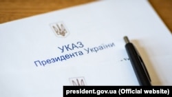 Як йдеться в указі від 18 листопада, оприлюдненому на сайті голови держави, Полоскова звільнили, «згідно з поданою ним заявою»