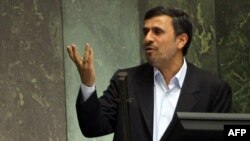 ۲۵ نماینده مجلس طی کمتر از یک ماه امضای خود را از پای طرح سوال از محمود احمدی‌نژاد خط زده‌اند.