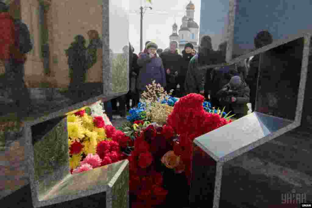 Жалобний мітинг з нагоди річниці обстрілу мікрорайону «Восточний», в Маріуполі, 24 січня 2016 року. У цей день в Маріуполі пройшов жалобний мітинг на згадку про жертви обстрілу району «Восточний». 24 січня 2015 року проросійські бойовики обстріляли з РСЗВ «Град» мікрорайон «Восточний». Було пошкоджено низку житлових будинків, школа. Кількість загиблих досягла 30 осіб, із них двоє дітей