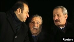 از راست: ظفر چاگلایان (وزیر پیشین اقتصاد) در کنار معمر گلر و اگه‌من باگیس