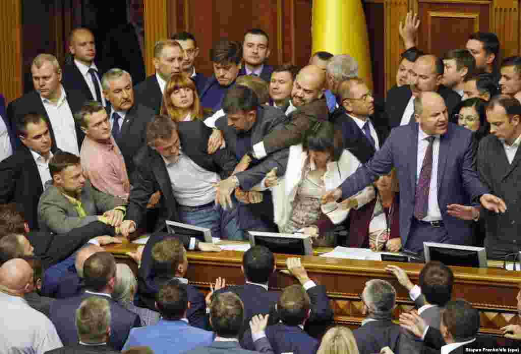 Бійка під час блокування трибуни Верховної Ради , Київ, 6 жовтня 2017 року БІЛЬШЕ ПРО ЦЕ