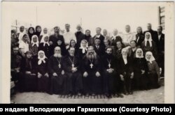 Юліан Борисикевич (нижній ряд, у центрі) і Зиновій Карась (праворуч від нього), 1954 рік