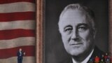 Президент США Дональд Трамп выступает на церемонии по случаю 75-й годовщины высадки союзных войск в Нормандии 5 июня 2019 года на фоне флага США и портрета президента времен Второй мировой Франклина Д. Рузвельта
