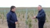 Қазақстан президенті Нұрсұлтан Назарбаев (оң жақта) пен Өзбекстан президенті Шавкат Мирзияев. Оңтүстік Қазақстан облысы, 29 сәуір 2017 жыл.