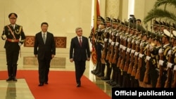China - President Xi Jinping greets his Armenian counterpart Serzh Sarkisian in Beijing, 25Mar2015.