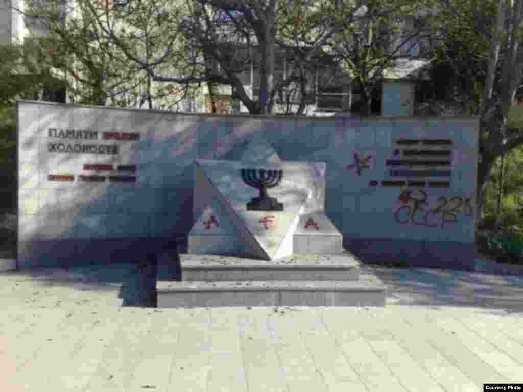 Aqyarda Holokost qurbanlarınıñ hatırasına abide bar. O yarımadanıñ eñ kiçik tamır halqı qırımçaqlarğa ait. Memorial 2003 senesi tatsistler tarafından bir qaçbir yeudiy ve krımçaqnıñ atıp öldürilgen yerdedir