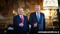 Премʼєр-міністр Угорщини Віктор Орбан (ліворуч) і новобраний президент США Дональд Трамп під час зустрічі у США, 11 липня 2024 року
