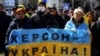 Люди стоять перед військовими Росії під час мітингу проти російської окупації. Херсон, 20 березня 2022 року