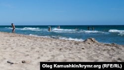 Пляж в поселке Мирный в западном Крыму