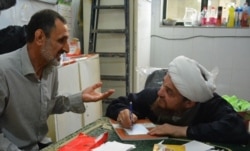 عباس تبریزیان در حال طبابت اسلامی