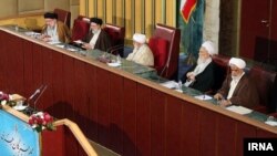 بیانیه مجلس خبرگان رهبری در حالی صادر شده که وظیفه این مجلس، «انتخاب و تعیین رهبر» و «نظارت بر بقا و استمرار شرایط رهبر» است.