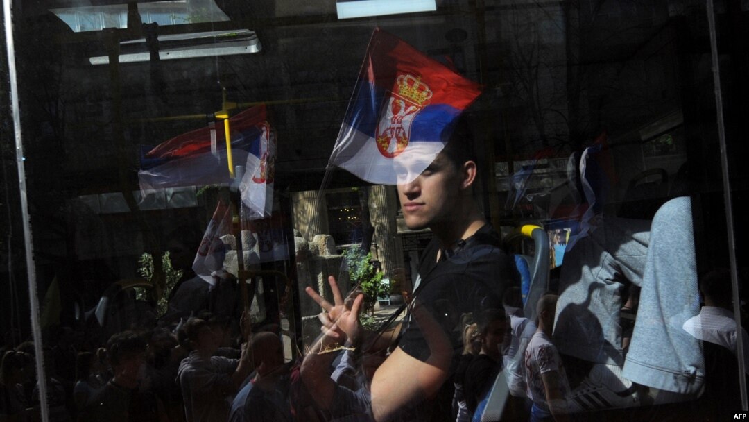 Gesta mladića u autobusu koji posmatra protest desničara, Beograd, 2013.