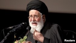 روز جمعه احمد علم‌الهدی، امام جمعه مشهد، محمد خاتمی را «عمله فتنه» خطاب کرد.