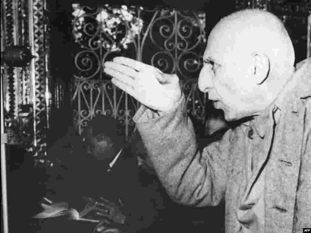 Бийликтен кулатылган премьер-министр Мохаммед Моссаддык Тегерандын аскер трибуналындагы соттук териштирүүдөгү тыныгуу учурунда. Ноябрь, 1953. Ал мамлекетттик чыккынчылык үчүн соттолуп, үч жыл абакта отурган. 1967-жылы ал үй камагында жатып каза болгон. 