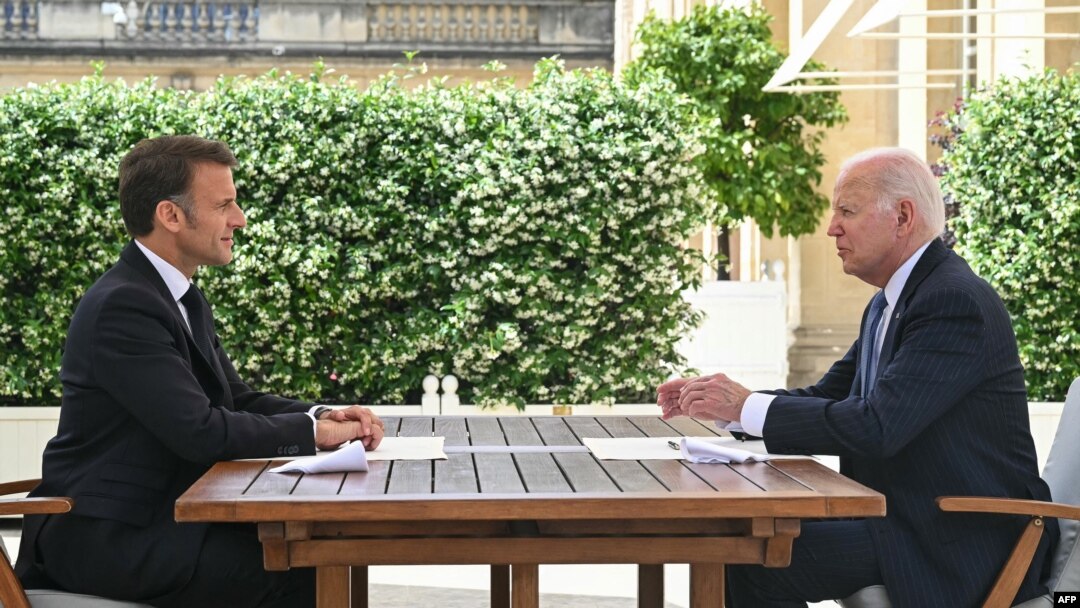Francuski predsednik Emanuel Makron i predsednik SAD-a Džozef Bajden na bilateralnom sastanku u Parizu, 8. juna 2024.
