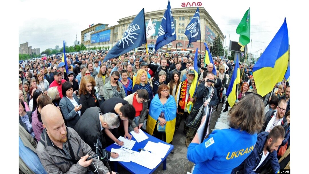 Мітинг проти ініціативи мера Харкова Геннадія Кернеса знести намет волонтерів «Все для перемоги» і перейменувати проспект Петра Григоренка у проспект Маршала Жукова. Харків, 12 травня 2019 рок