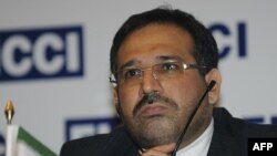 شمس‌الدین حسینی، وزیر اقتصاد دولت محمود احمدی‌نژاد، معتقد است که طرح هدفمندسازی یارانه‌ها نیازی به روزنامه‌نگاران و رسانه‌ها ندارد
