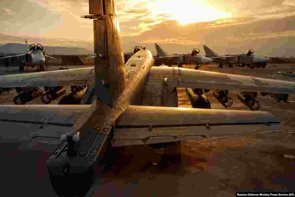 Un bombardier Su-25 armat, la baza aeriană Hmeimim, în decembrie 2015. Acordul de chirie semnat de Rusia cu Assad a obligat armata guvernamentală siriană să protejeze perimetrul bazei Hmeimim, punând în același timp sub jurisdicție rusă tot ce se află în interiorul bazei. Într-o epocă a dronelor controlate prin cablu și astfel imune la bruiaj, negocierea unui acord cu noile autorități siriene pentru protecția exterioară a bazei va fi vitală. 