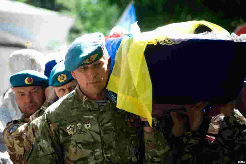 Церемонія прощання з бійцем з 90 батальйону 81 окремої аеромобільної бригади Ростиславом Чипенком у Полтаві. 38-річний Ростислав загинув 8 травня, внаслідок підриву на вибуховому пристрої під час розвідки. Залишилася дружина та діти. Полтава, 11 травня 2017 року