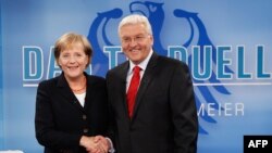 Лідер християнських демократів Анґела Меркель та її політичний суперник, соціал-демократ Франк-Вальтер Штайнмаєр перед початком телевізійних дебатів, Берлін, 13 вересня 2009 р.