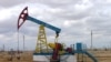 Нефтекачалка на месторождении компании "Озенмунайгаз" в Мангистауской области.