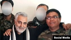 قاسم سلیمانی، فرمانده سپاه قدس به همراه یکی از فرماندهان لشکر فاطمیون که علیه مخالفان بشار اسد می جنگند.