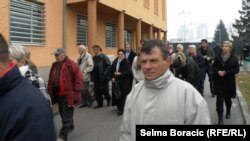 Porodice žrtava ispred suda, 15. februar 2013.