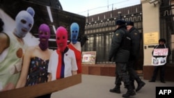 «Міжнародна амністія» визнала в’язнями сумління співачок із російського гурту, яких утримують під вартою за «панк-молебень»