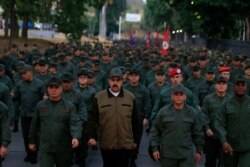 Николас Мадуро в окружении верных бойцов