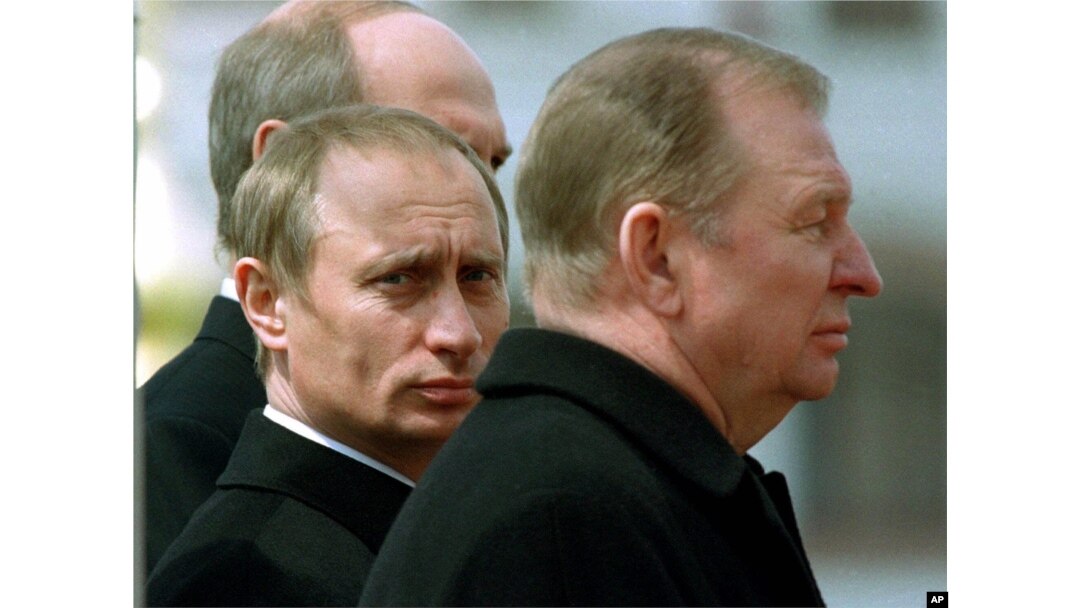 Володимир Путін і Леонід Кучма на церемонії відкриття пам'ятника воїнам, полеглим на Прохоровському полі. 3 травня 2000 року