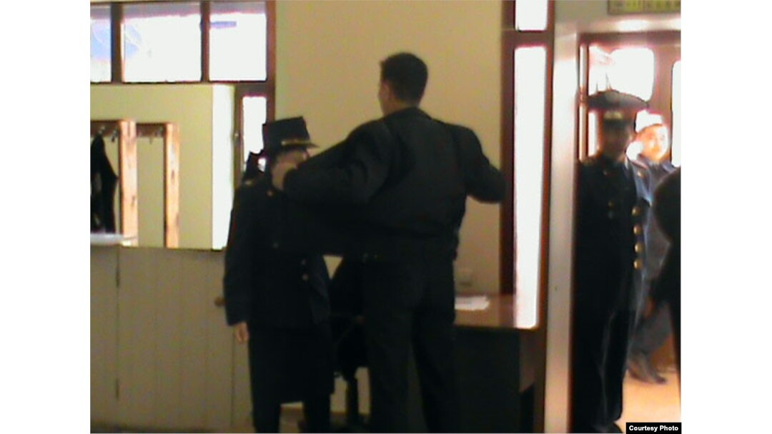 Полицейские проверяют людей, которые проходят в здание, где проходит суд по делу "о беспорядках в Жанаозене". Актау, 6 апреля 2012 года. Фото предоставил Ерлан Калиев.