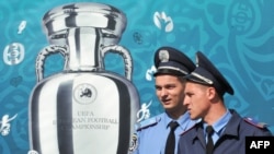 Poster sa peharom EURA 2012 i policija u Kijevu