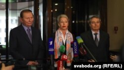 (Зліва направо) Екс-президент України Леонід Кучма, представник ОБСЄ Гайді Тальявіні та представник Росії Азамат Кульмухаметов. Мінськ, 6 травня 2015 року