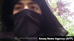 Foto stil iz videosnimka sa web stranice povezane sa tzv. Islamskom državom. Za video se tvrdi da pokazuje maskiranog Hamzata Asimova koji se zaklinje na vjernost ovoj ekstremističkoj grupi.