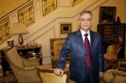 در تبعید خودخواسته در پاریس، در ژانویه ۲۰۰۶