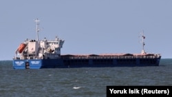 Грузовое судно Zhibek Zholy под российским флагом возле турецкого порта Карасу, Турция, 2 июля 2022 года. На судне зерно, которое, по данным властей Украины, было вывезено из оккупированного Россией порта Бердянска