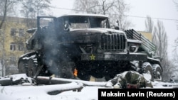Зьнішчаная калёна расейскай 200-й мотастралковай брыгады пад Харкавам. Тэхніку пазначаюць жоўтымі зоркамі сухапутныя войскі Паўночнага флёту (інфармацыя аналітычнай суполкі Conflict Intelligence Team)