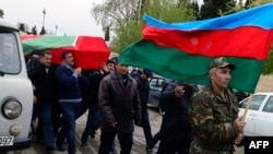Похороны азербайджанского военнослужащего, погибшего 2 апреля, в городе Тертер в части Нагорного Карабаха, контролируемой Азербайджаном