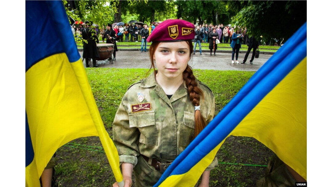 Учасниця церемонії відкриття пам’ятника Івану Мазепі. Полтава, 7 травня 2016 року