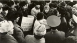 Балтика өлкөлөрүндөгү демократиялык жүрүмдү колдогон КДКнын жыйыны. "Ала-Тоо" аянты, Бишкек. 1991-жыл.